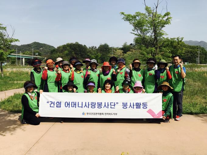 전북 - '메디체크 건강 환경 가꾸기' 노랑붓꽃 식재지 환경정화 실시 사진